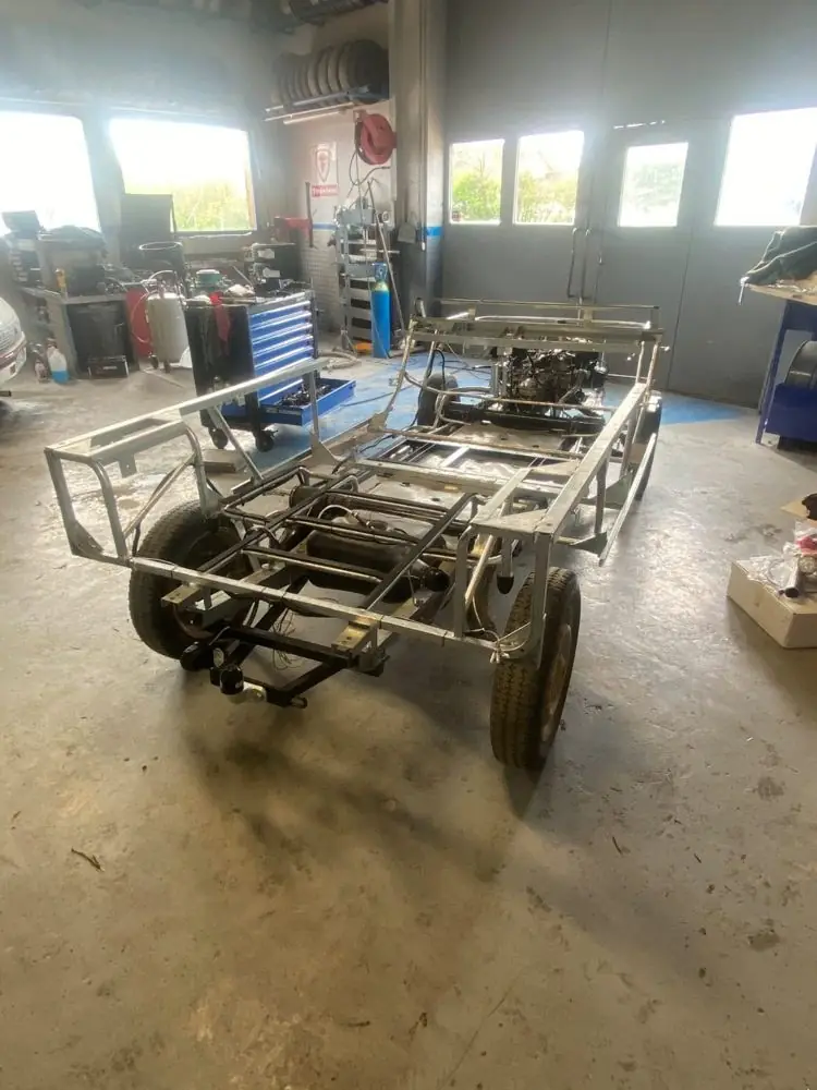 Méhari en cours de reconstruction à l'atelier