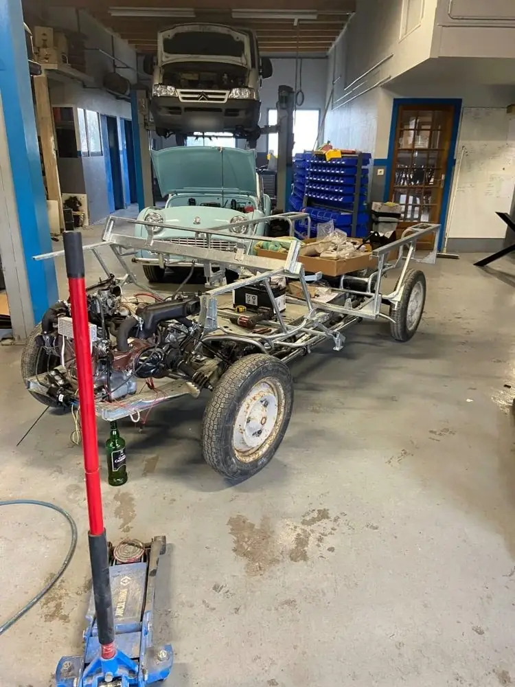 Méhari en cours de reconstruction à l'atelier