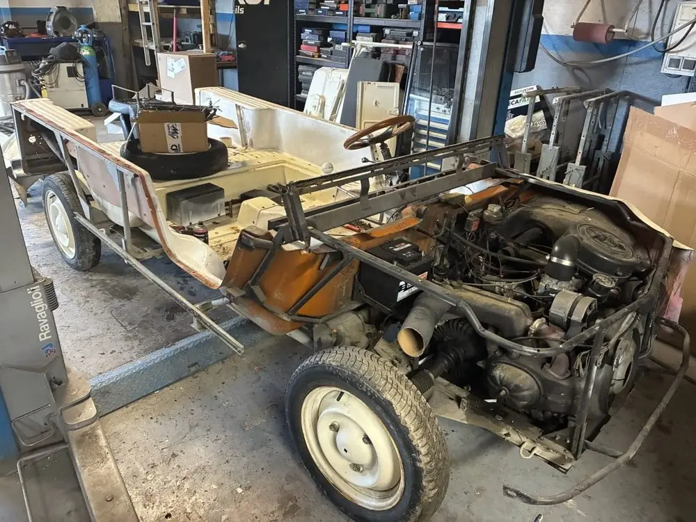 Méhari en cours de reconstruction à l'atelier
