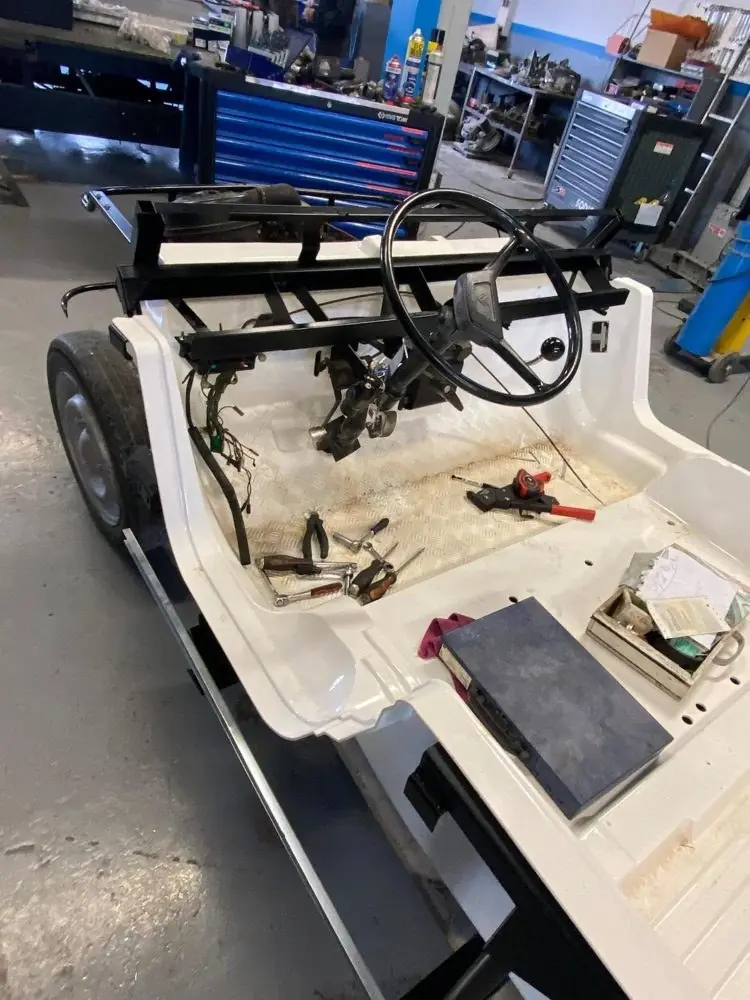 Méhari en cours de reconstruction à l'atelier